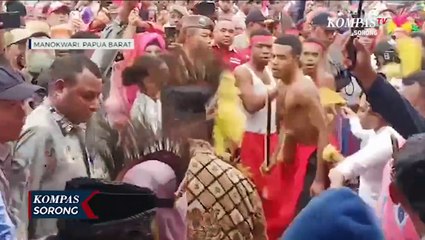 Tarian Adat Sambut PJ Gubernur Papua Barat Ali Baham Temongmere