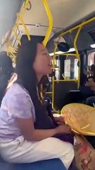 Mujer ladra a un hombre para llamar su atención en transporte público