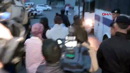 Sıla Doğu, polis otobüsüne binerken kolundaki kelepçeyi kendi kendine çıkardı