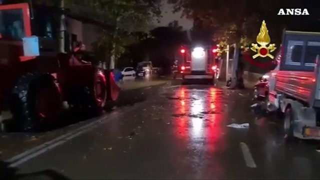 Maltempo, oltre mille interventi dei vigili del fuoco per l'alluvione in Toscana