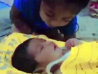 Kur'an ile gülümseyen bebek