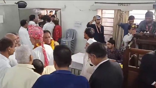 hindi.asianetnews.com/state/rajasthan/rr-tiwari-filed-nomination-from-hawa-mahal-seat-of-mahesh-joshi-supporters-protest-in-jaipur-zysa/articleshow-96tfl4s