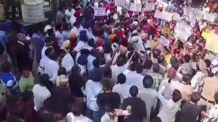 खंडवा: दम्पत्ति से मारपीट मामले ने पकड़ा तूल,सिख समाज ने किया थाने का घेराव