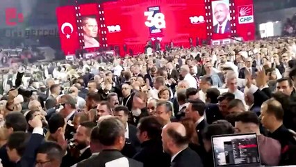 Özgür Özel, "Ey Özgürlük" parçası ile salona giriş yaptı