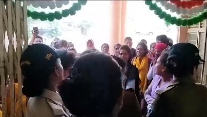 Video: दो जिलों की छात्राएं पहुंची विश्वविद्यालय, ऐसी नारेबाजी, प्रदर्शन कर जताया विरोध