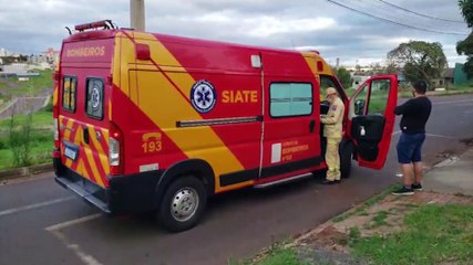 Entregador perde o freio da moto e fica ferido ao sofrer queda em rotatória