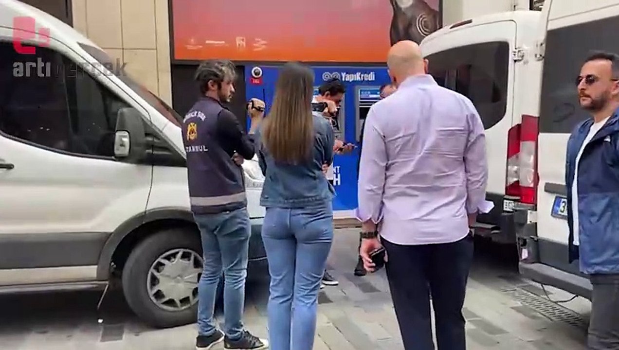Polis Maside Ocak ile yaptığı müzakerenin ardından alana ellerindeki karanfil bırakmasına izin verdi