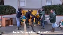 Campi Bisenzio: i tifosi della Fiorentina spalano il fango cantando per la loro squadra / Video