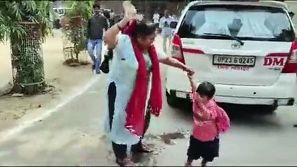 Video: अधिकारियों के सामने महिला ने बच्चे पर डाला पेट्रोल, माचिस निकाली और...मचा हड़कंप