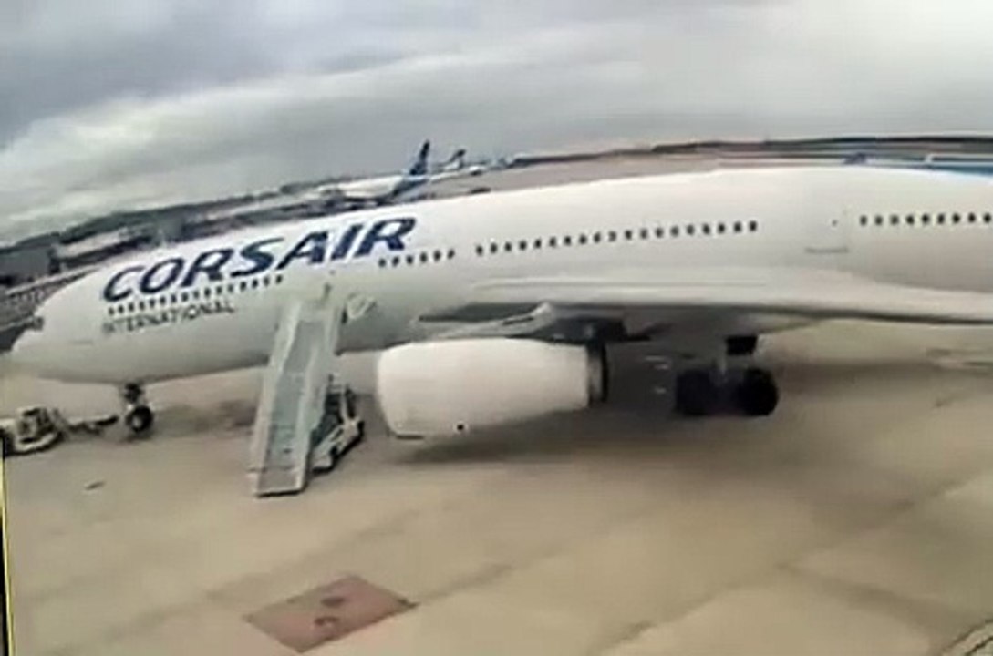 Un Airbus A330 de Corsair percute une passerelle mobile à l’aéroport de Paris Orly.