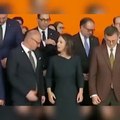 Imbarazzo per il ministro croato che tenta goffamente «di baciare sulla bocca» la collega tedesca