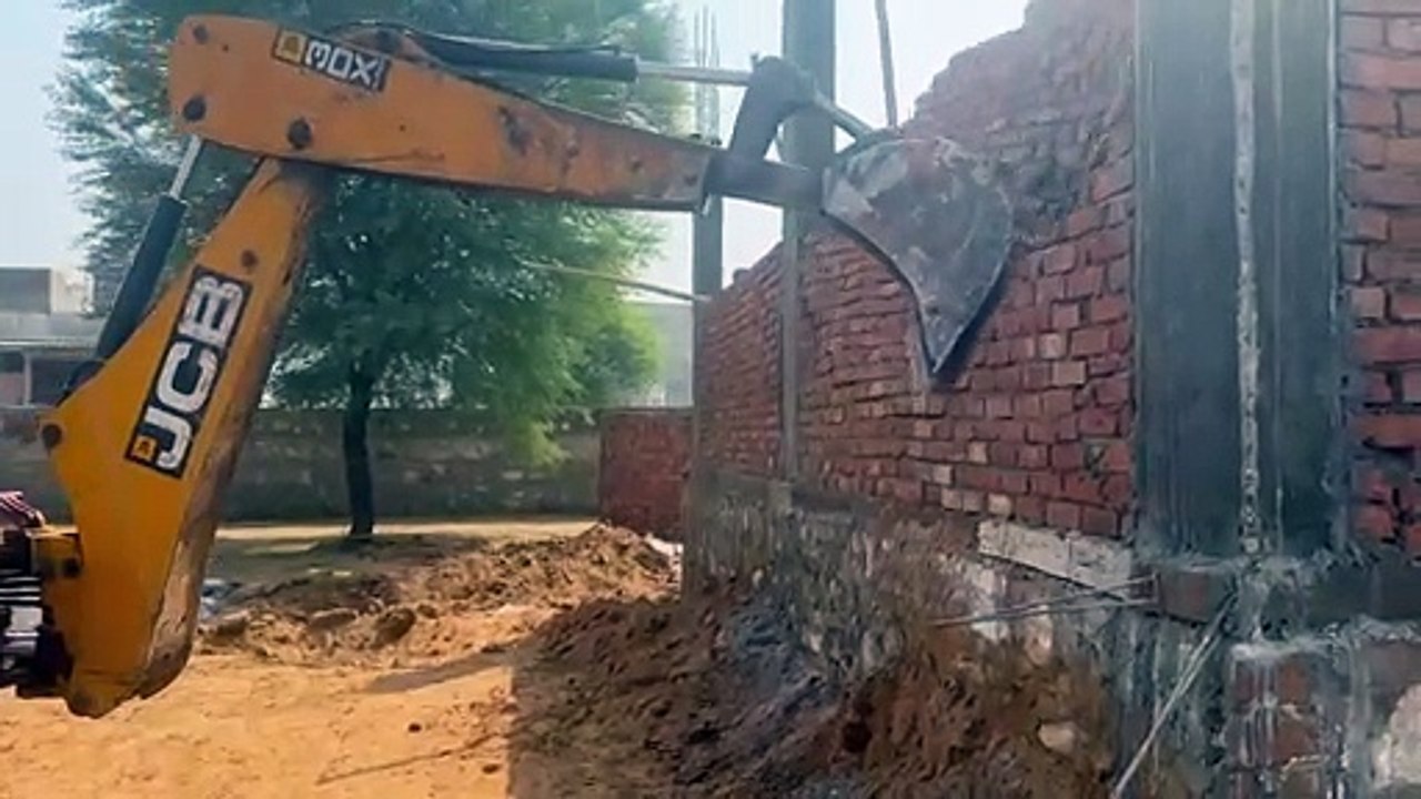 10 दुकानें की ध्वस्त, दो अवैध कॉलोनियों पर चला पीला पंजा