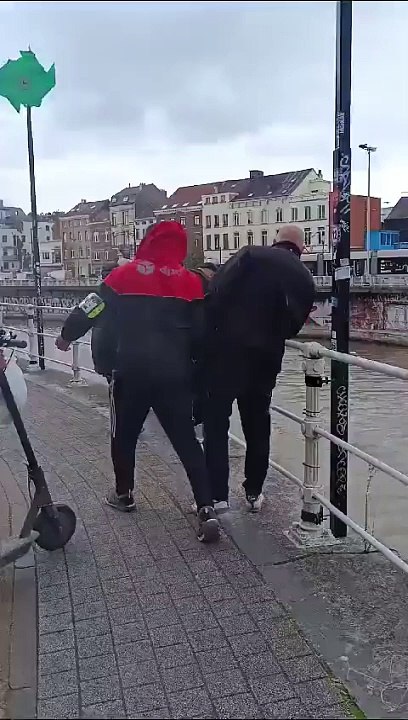 Héroïsme au Canal : Deux Jeunes Bruxellois Sauvent un Homme de la Noyade
