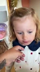 Elle était tellement impatiente de rencontrer sa petite sœur pour la première fois !