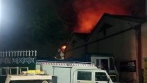 गोदाम में लगी आग, करोड़ों के रसोई और बिजली उपकरण जलकर नष्ट