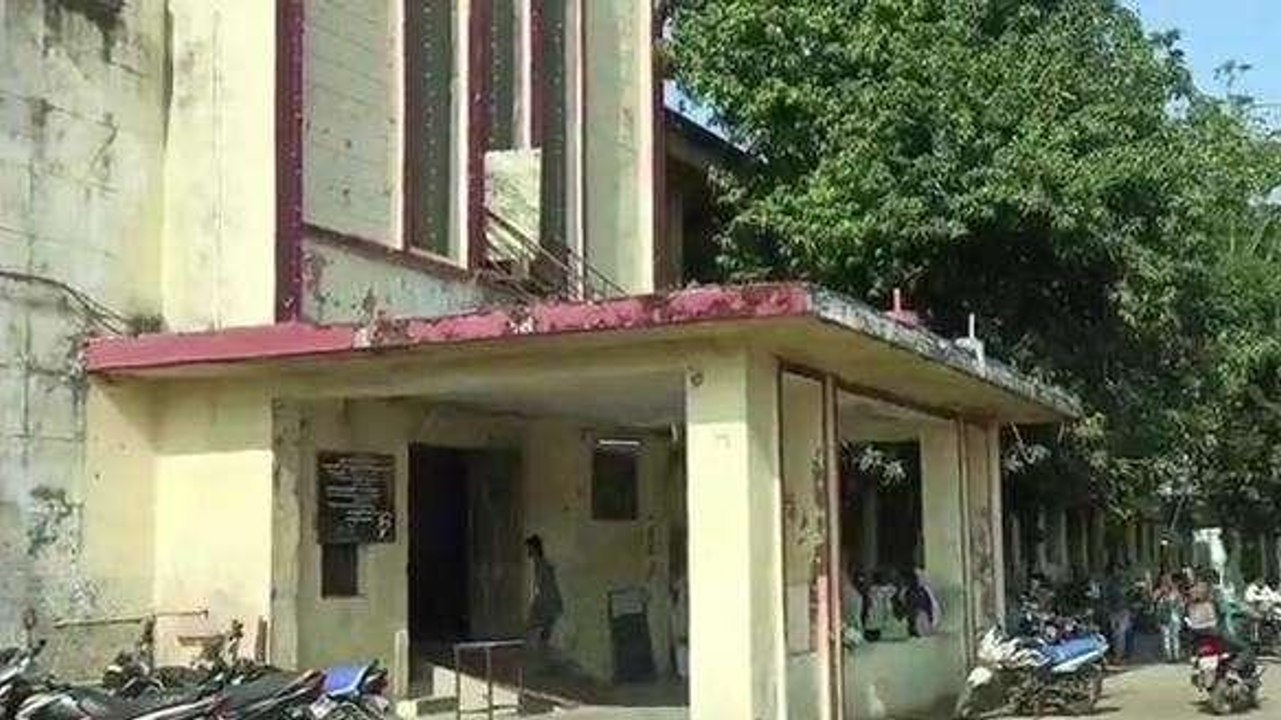 शाजापुर: जान जोखिम में डालकर स्टूडेंट्स पढ़ने को मजबूर, PWD कर चुका जर्जर घोषित