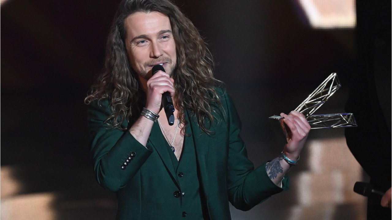 Voici - Julien Doré annonce une grande nouvelle par le biais de son fils, la voix du petit garçon fait craquer les internautes