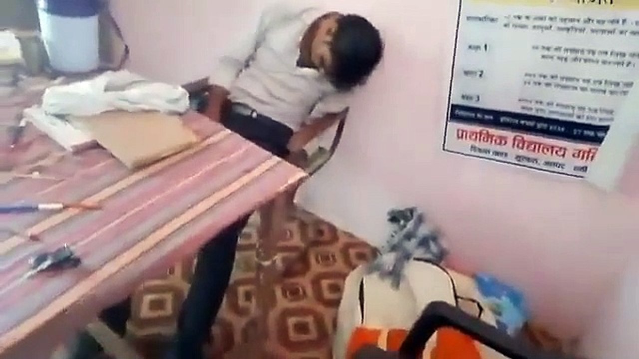Video: बच्चों के भविष्य को ताक पर रख नशे में धु...