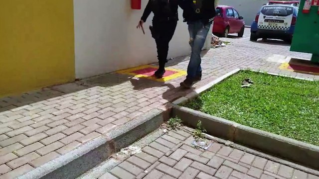 Dupla usa faca para ameaçar funcionários de supermercado e é detida; terceiro integrante foge com Picanha