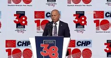 CHP kurultayında ilginç ‘mikrofon’ tepkisi! Zıplayıp notlarını fırlatarak kürsüden indi