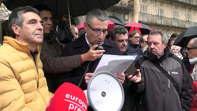 Cientos de salmantinos piden bajo la lluvia la reapertura del tren de la Ruta de la Plata