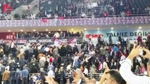 CHP kurultayında gerginlik... Konuşmacıya yumruk atılmaya çalışıldı