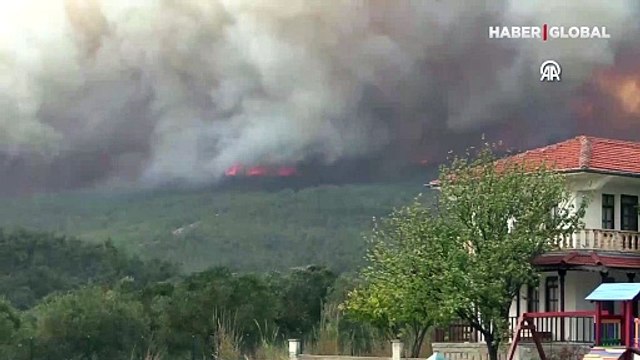 Çanakkale Gelibolu'da yangın! Bir köy boşaltıldı, Bakan Yumaklı bölgeye gidiyor