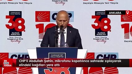 CHP'li Abdullah Şahin, mikrofonu kapatılınca sahnede zıplayarak elindeki kağıtları yere attı