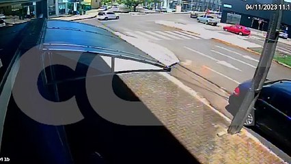 Câmera flagra Gol furando a preferencial e atingindo Mobi