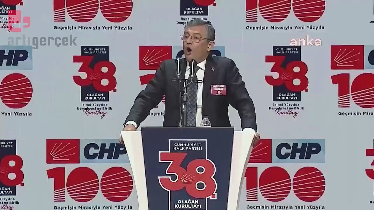 Özgür Özel konuşmasında, tutuklu gazetecilerle, Selçuk Kozağaçlı, Osman Kavala, Çiğdem Mater, Selçuk Mızraklı ve Selahattin Demirtaş’a selam gönderdi