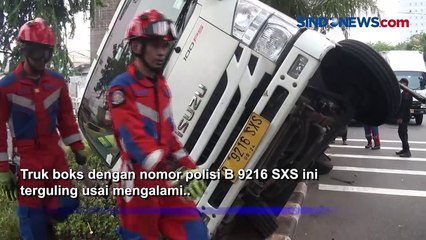 下载视频: Kelebihan Muatan, Truk Berisi Mainan Anak Terguling di Kemayoran Akibat Rem Blong