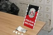 Homem tenta furar barreira policial no Centro de Pombal e é detido pela PM com cocaína e dinheiro