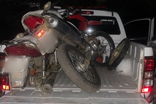 Policiais recuperam motos furtadas no meio do mato, próximo ao Rio Piancó, em Pombal