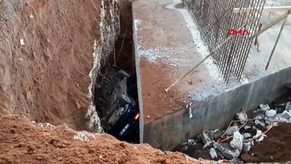 4 personnes ont été blessées dans une voiture tombée sur le chantier de construction d'un carrefour à Bitlis
