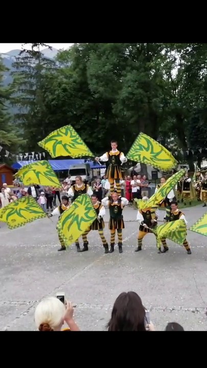 Lanceurs de drapeaux d'Alba (Sbandieratori)