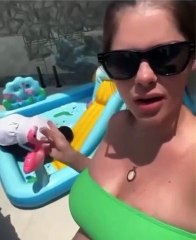 Bárbara Evans choca internautas com filmagem de babá enchendo piscina inflável com a boca; veja vídeo