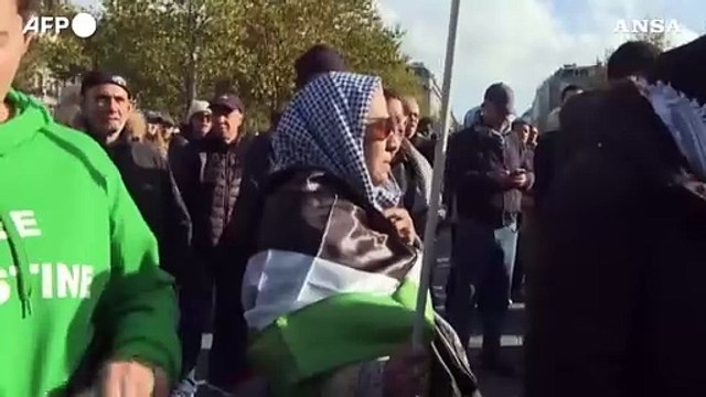 Francia, a Parigi in migliaia scendono in strada per il popolo palestinese