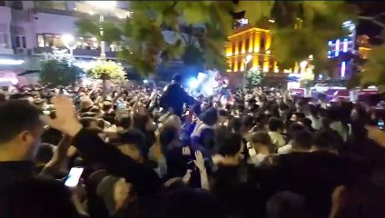 Trabzonsporlu taraftarlar galibiyet sonrası sokağa döküldü!