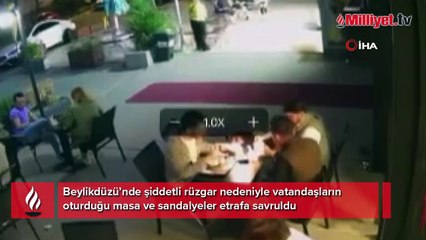 Şiddetli rüzgar masa ve sandalyeleri savurdu... O anlar kamerada