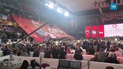 Kongre salonunda dev Özgür Özel pankartı açıldı