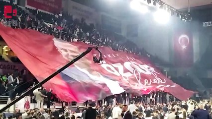 Değişimcilerin bulunduğu tribünde Özgür Özel pankartı açıldı