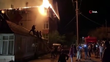 Le toit a pris feu à cause d'un incendie provenant d'une cheminée