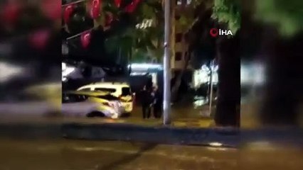 La sensibilité des jeunes au drapeau est filmée : c'est ainsi qu'ils ont ramassé le drapeau turc tombé dans l'eau de pluie