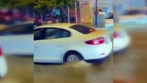 İzmir'de Sağanak Yağış: Ev ve İş Yerleri Su Bastı, Araçlar Suya Gömüldü
