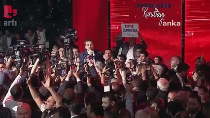 Ekrem İmamoğlu, Özgür Özel'in kazandığını duyurdu