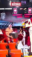 Volador Jr. recibió un regalo de manos de Big Red, mascota de Arizona Cardinals