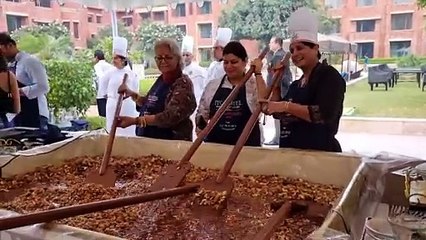 केक मिक्सिंग सेरेमनी में छाए यूरोप के रंग