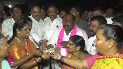 కరీంనగర్: గంగుల నామినేషన్ కు విరాళం అందించిన మహిళలు