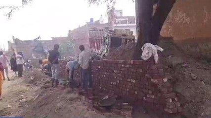 फर्रुखाबाद: मऊदरवाजा थानाध्यक्ष की दबंगई, नगर पालिका की जमीन पर उठाई बाउंड्री वॉल