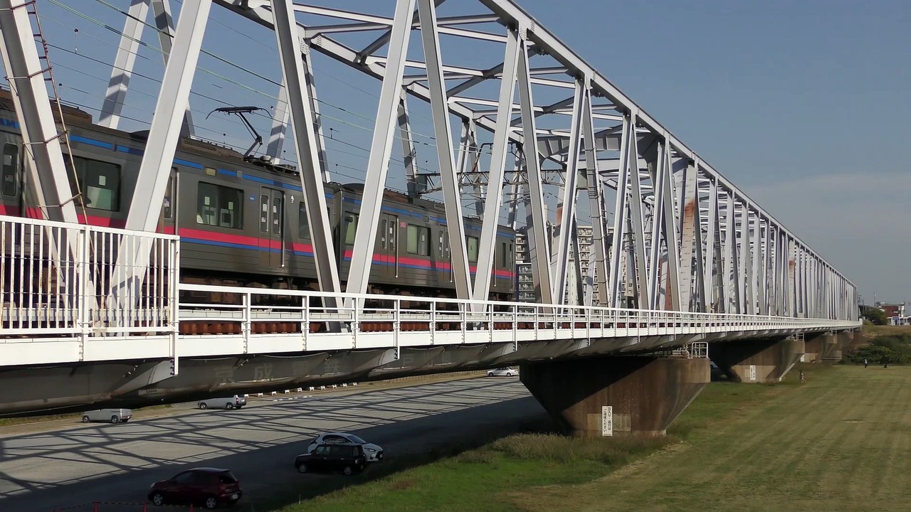 京成本線 江戸川橋梁を走行する車両